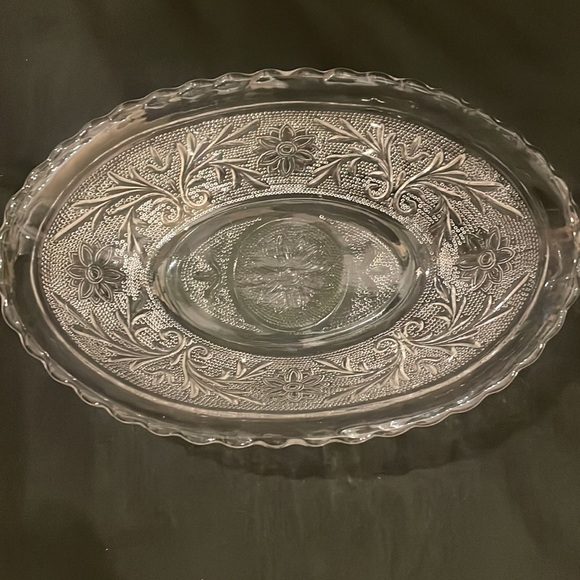 Vintage Indiana Clear Sandwich Glass Oval Serving Bowl - Picture 2 of 3